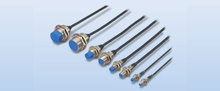 獨(dú)立的KEYENCE接近傳感器，高靈敏度和長(zhǎng)距離接近傳感器。出色的緊固強(qiáng)度：傳感器外殼厚實(shí)堅(jiān)固。傳感器牢固擰緊，以防止因振動(dòng)或沖擊引起的松動(dòng)。靈活的關(guān)節(jié)：電纜通過高靈活接頭連接到傳感器頭，可以彎曲成90度角，同時(shí)仍然可以防止電纜斷線。