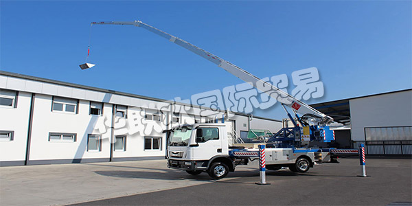 KLAAS早在1933年，由西奧多·克拉斯(Theodor Klaas)在威斯特伐利亞(Westphalia)的阿舍貝格(Ascheberg)成立。作為一名建筑承包商，他在第二次世界大戰(zhàn)后利用他的所有創(chuàng)造力開(kāi)發(fā)出第一臺(tái)傾斜式升降機(jī)，這使得建筑工地的工作變得更加容易。