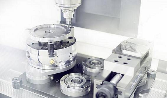 SCHUNK刀具夾持系統(tǒng)對(duì)機(jī)加工行業(yè)產(chǎn)生了前所未有的革命性影響。?模塊化夾持系統(tǒng)借鑒其優(yōu)勢(shì)，它的作用遠(yuǎn)不止于一個(gè)參考基準(zhǔn)，還提供了包括定位、夾持以及接口通用等功能。這種夾持原理如今被認(rèn)為是提高生產(chǎn)效率的最有效的方法之一，廣泛適用于從小型零件到大型零件，從粗加工到裝配應(yīng)用的各種工藝。作為這一技術(shù)的先驅(qū)以及夾持技術(shù)和抓取系統(tǒng)的領(lǐng)導(dǎo)者，SCHUNK始終致力于開(kāi)發(fā)新的應(yīng)用領(lǐng)域，并在它的模塊化系統(tǒng)中新增了適用于直接夾持工件以及微小型零件的專(zhuān)業(yè)標(biāo)準(zhǔn)模塊。