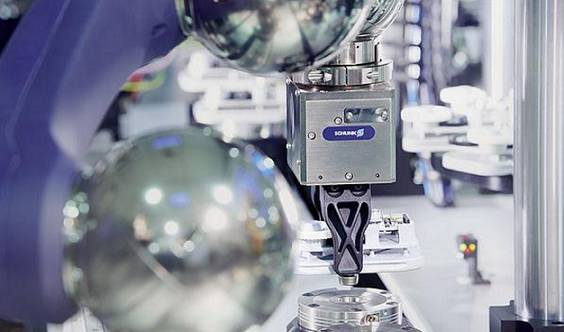 SCHUNK刀具夾持系統(tǒng)對(duì)機(jī)加工行業(yè)產(chǎn)生了前所未有的革命性影響。?模塊化夾持系統(tǒng)借鑒其優(yōu)勢(shì)，它的作用遠(yuǎn)不止于一個(gè)參考基準(zhǔn)，還提供了包括定位、夾持以及接口通用等功能。這種夾持原理如今被認(rèn)為是提高生產(chǎn)效率的最有效的方法之一，廣泛適用于從小型零件到大型零件，從粗加工到裝配應(yīng)用的各種工藝。作為這一技術(shù)的先驅(qū)以及夾持技術(shù)和抓取系統(tǒng)的領(lǐng)導(dǎo)者，SCHUNK始終致力于開(kāi)發(fā)新的應(yīng)用領(lǐng)域，并在它的模塊化系統(tǒng)中新增了適用于直接夾持工件以及微小型零件的專(zhuān)業(yè)標(biāo)準(zhǔn)模塊。