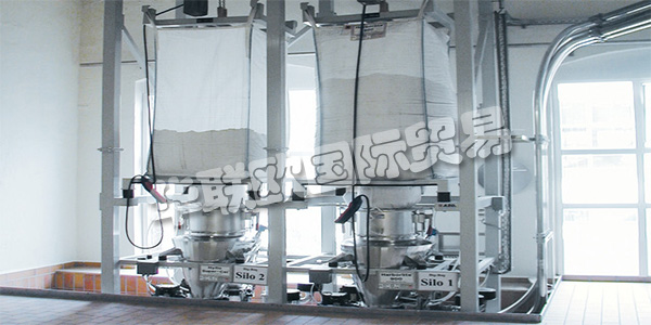 德國(guó)AZO主要產(chǎn)品：AZO螺桿泵、旋轉(zhuǎn)式篩分機(jī)等。AZO集團(tuán)在自動(dòng)化原材料處理方面，是世界上經(jīng)驗(yàn)最豐富的公司之一。他們擁有1000多名員工，他們對(duì)自己的工作充滿(mǎn)熱情，并利用他們豐富的知識(shí)和豐富的工廠工程和建筑經(jīng)驗(yàn)積累了70多年的經(jīng)驗(yàn)，為您開(kāi)發(fā)高效，可持續(xù)的解決方案。