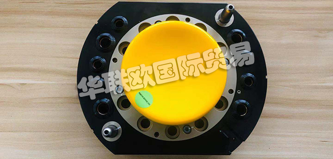 二、SCHUNK氣動快換系統(tǒng)基本介紹如下：產(chǎn)品系列的常規(guī)說明 1.惡劣環(huán)境條件下請注意：在惡劣環(huán)境條件(例如：冷卻液區(qū)域、鑄造和研磨粉塵)下使用可能大大縮短裝置的使用壽命，我公司將不承擔(dān)任何保修責(zé)任。但是，大部分情況下，我們可以找到解決方案。如需幫助，請聯(lián)系我們。 2.搬運重量是連接到法蘭的總荷載重量。設(shè)計時，應(yīng)注意允許的力和力矩。請注意，超過建議的搬運重量會縮短使用壽命。