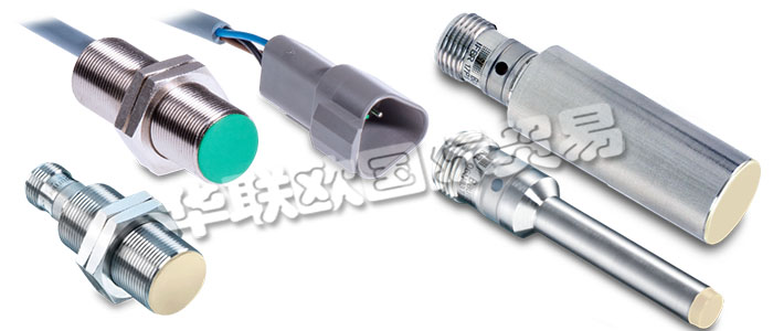 堡盟電感式接近開關(guān)屬于非接觸式電子傳感器。電感式傳感器能識別所有導(dǎo)電金屬目標(biāo)物。振蕩器產(chǎn)生一個高頻電磁場，電磁場從開關(guān)的感應(yīng)面發(fā)出。當(dāng)導(dǎo)電金屬物體進(jìn)入此電磁場時，金屬內(nèi)部會感生渦流，使振蕩幅值發(fā)生變化，從而使振蕩器輸出的電壓發(fā)生變化，進(jìn)而導(dǎo)致觸發(fā)器的狀態(tài)變化并改變輸出狀態(tài)。